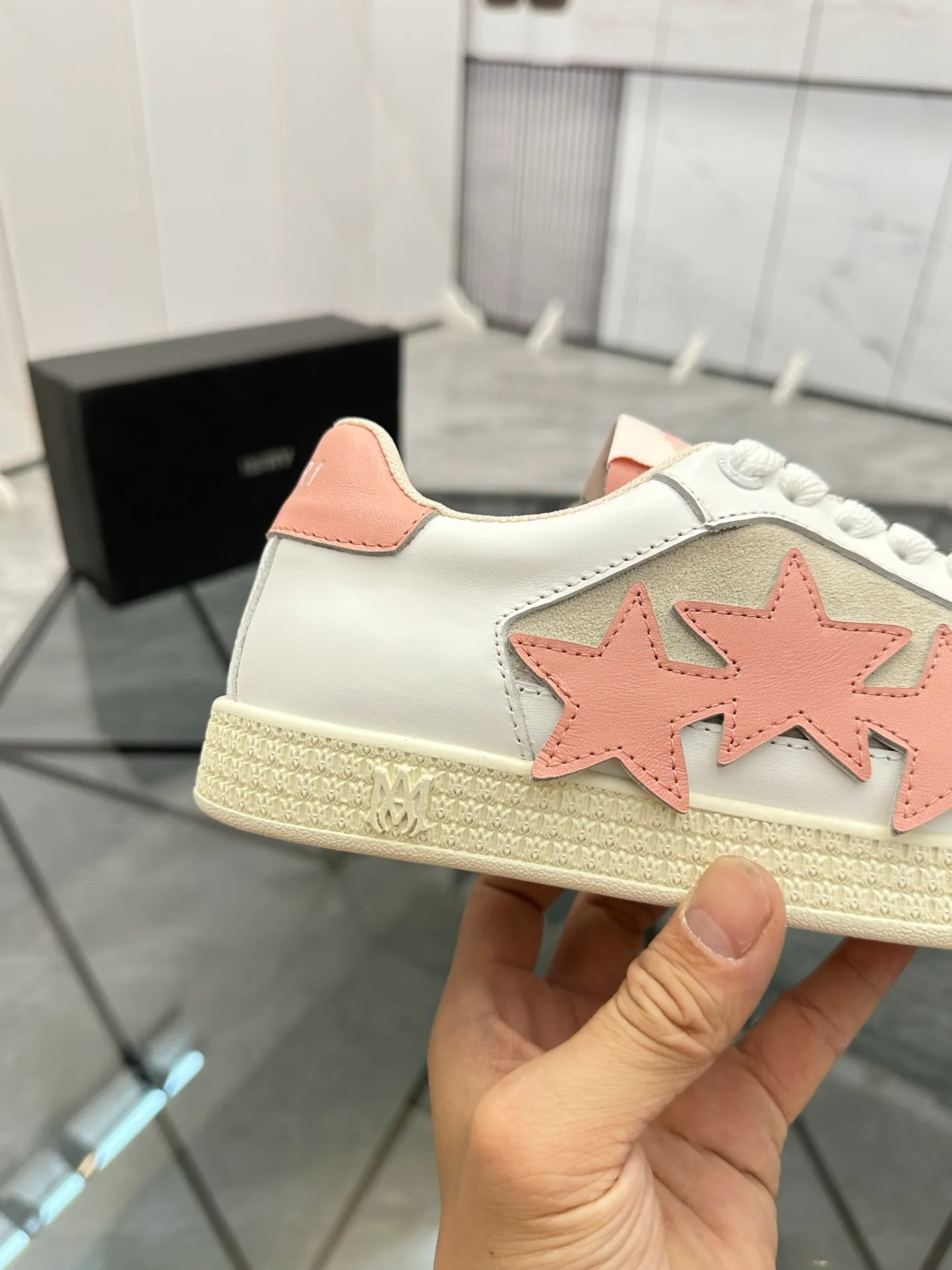 Men's shoes: 💰P420¥ Product trademark: AMIRI* "Amir*" low-top casual shoes Regular size: 38-45 (can be customized to 46) Product material: imported cowhide upper, breathable lining, original outsole. Number: 001
